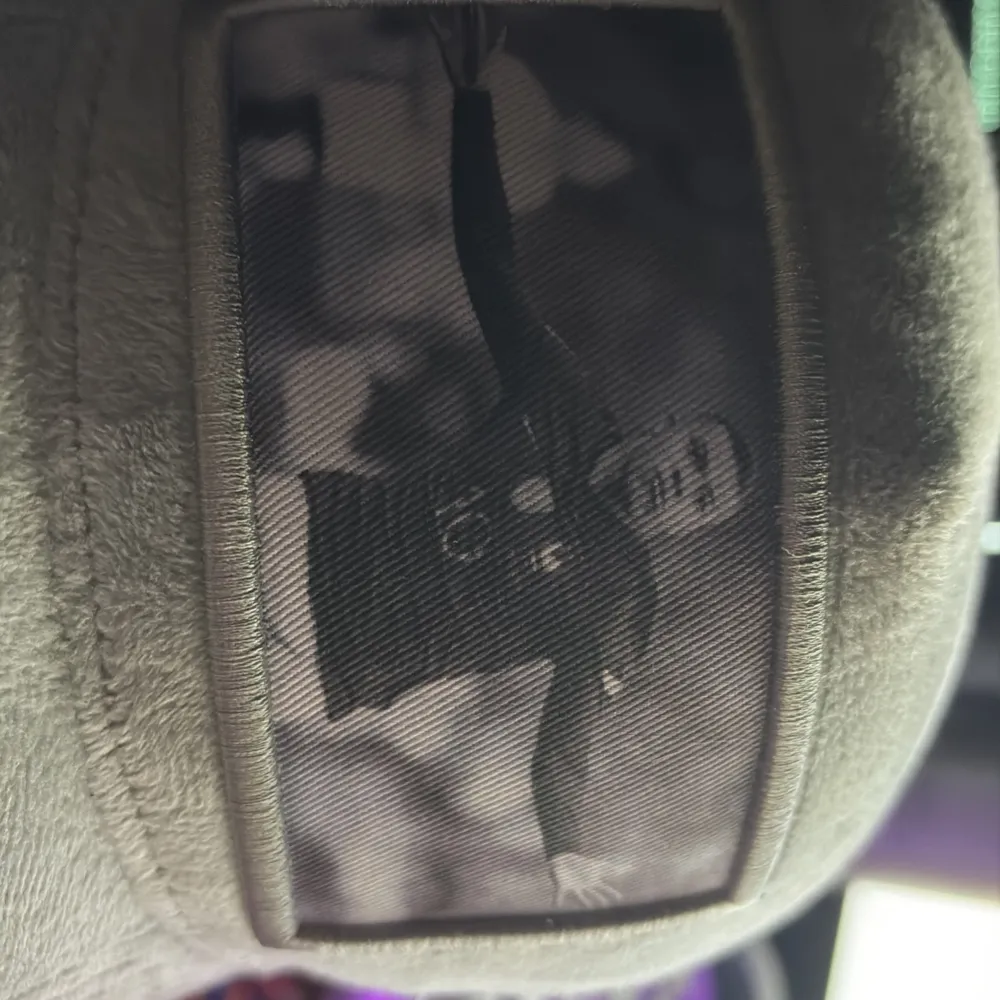 Skick 8/10 färg grå med mbappe EURO 24 cup som bild. Accessoarer.