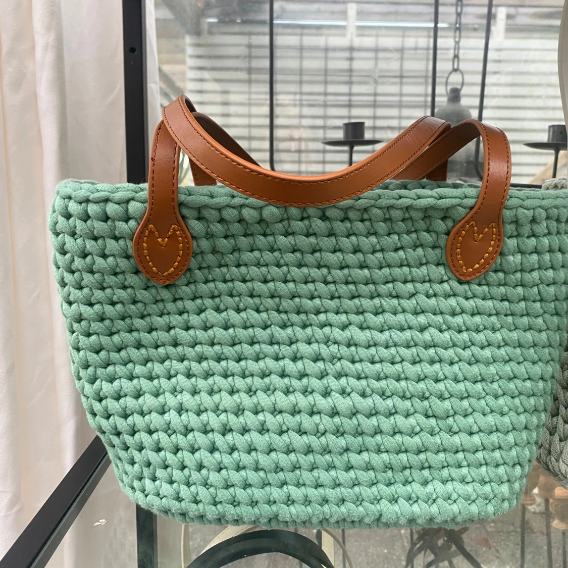 Mintgrön stickad väska med bruna handtag - 92
