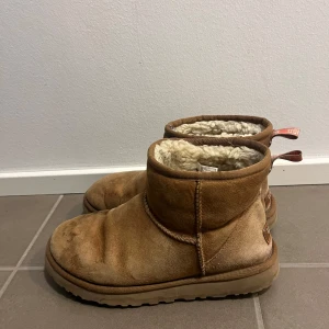 UGG beige/bruna  - Heej!! Säljer dessa beige/ bruna UGG’s i storlek 39 för 1000kr ink frakt, tar även emot budgivning 😊 ( Det finns en liten direkt på ena skorn, har dock inte testat ifall det eventuellt kan gå bort med något medel) 