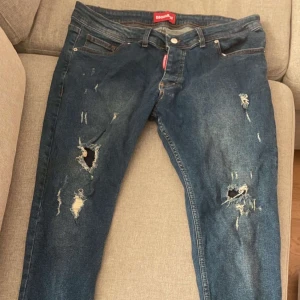 Dsquared jeans strl 36 - Fräsha dsqured jeans sälj billigt. Pros kan sänkas med nån hundring vid snabbaffär. Har tre av dessa jeans