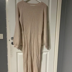 Stickad klänning - Superfin som inte kommit till användning 