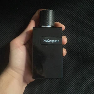Ysl le parfume - En mycket fräsch och god parfym som är perfekt för vintern. Det finns ungefär 80% kvar av den. Skriv ifall du undrar något 
