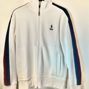 Ralph Lauren zip tröja - Säljer nu en riktigt eftertraktad Ralph Lauren fullzip sweatshirt i storlek S. Har endast testat den en gång och därefter bara legat på hyllan. Den är alltså i nyskick (10/10). Kvitto finns! Original pris: 1699kr. Bara att skicka ett medelande vid några funderingar👍| Prioriterar snabba deals!