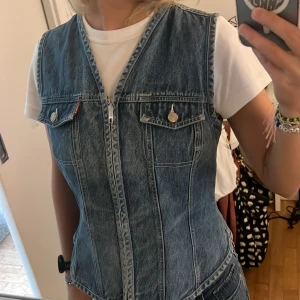 Cool jeans väst - Jeans väst i ljus denim med snygga detaljer. I storlek S
