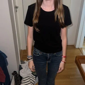 basic svart tröja - jätte fin bra skick. den är M men känns jätte liten