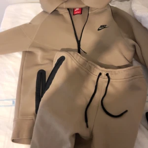 Nike tech fleece - Nike tech fleece tracksuit,storlek S, köpt nypris 1500 ungefär 1,5 månad sen, bästa skick inget fel med den är bara inte min stil/färg