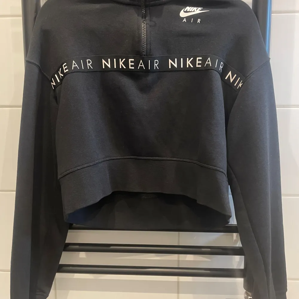 En cropped hoodie med långa ärmar. Den är inte används mycket och är hur mysig som helst.. Hoodies.