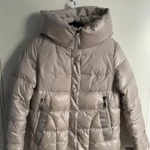 Vinterjacka/ vinterdunkappa - Jättefin jacka med huva, längre modell!💛 Liten i storleken den är storlek 46 egentligen men skulle sagt 40-44❄️ Märket är Gasman!