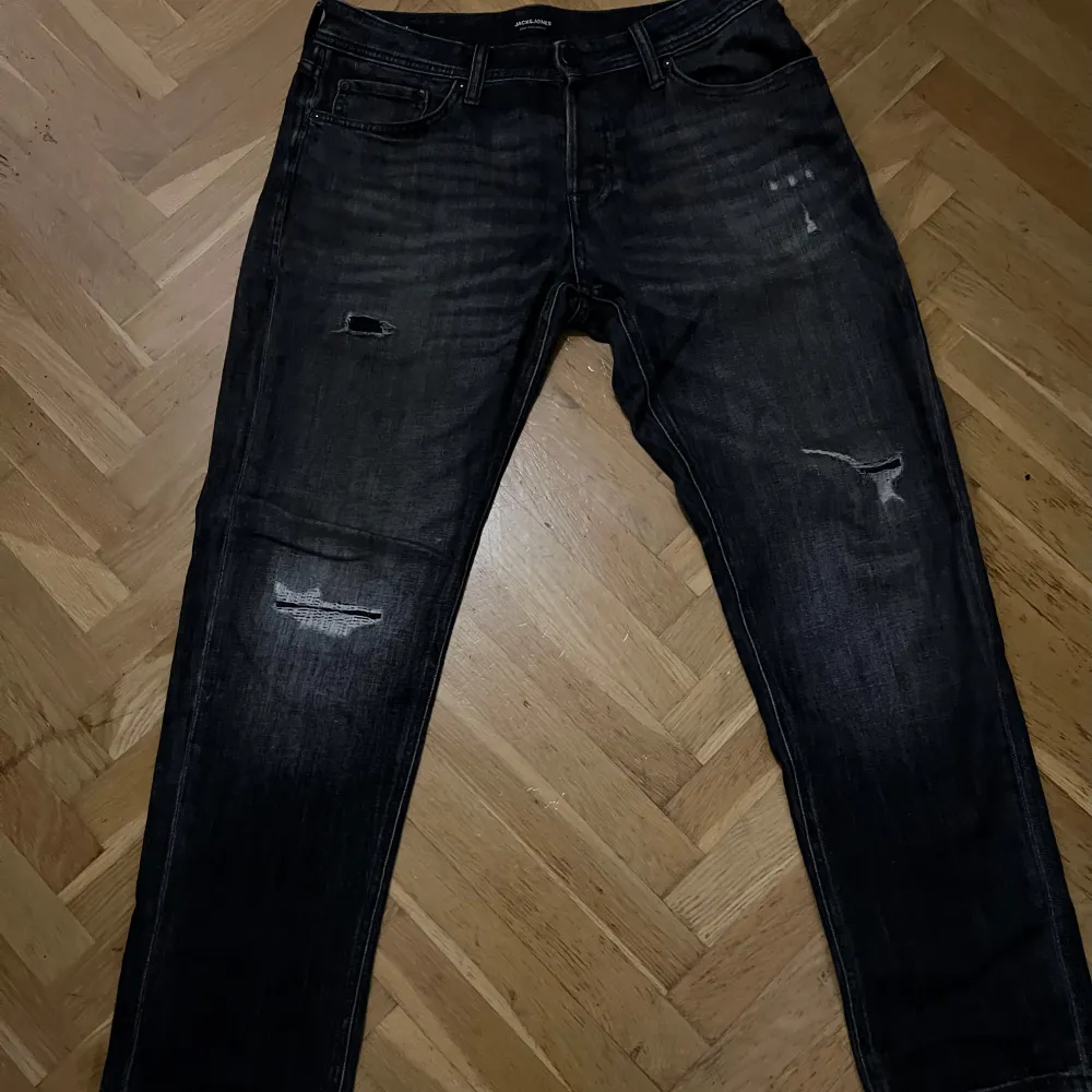 Svarta jeans med slitningar från jack and jones. Jeans & Byxor.