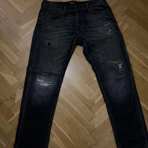 Jack ans jones jeans - Svarta jeans med slitningar från jack and jones