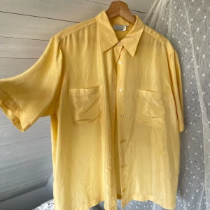 Gul sidenblus från Kappahl - Så fin skjorta i siden! Fint skick, sparsamt använd!🌼