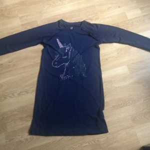 Mörkblått nattlinne med enhörning  - Använde den när jag var typ 7, ganska långa armar 