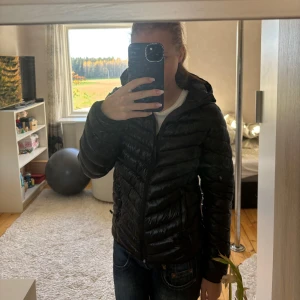 Jacka - Jacka parfeckt nu till vintern aldrig andvend super bra skick. Glansig jacka med luva 