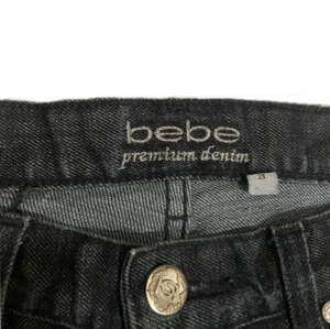 bebe jeans! - jätte fina mörka lowwaisted bootcut jeans från bebe!💕 bra skick förutom att några stenar har lossnat på bakfickorna (bild 3) midja- 39 innerben- 82
