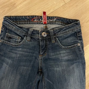 Low waist espritbyxor - Low waist jeans från Esprit! Skriv vid frågor:)