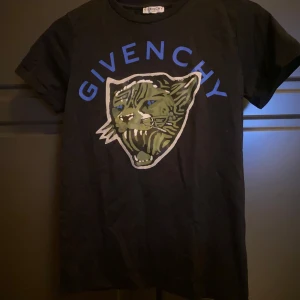 Givency t-shirt  - Bra skick  Säljer för att den inte passar mig längre 