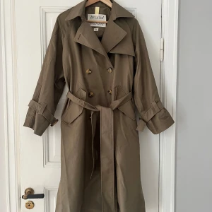 Trenchcoat  - Så snygg trenchcoat, som Tyvär bara använts enstaka gång. Köpt för 3000🩷