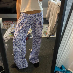 Byxor - (Lånade bilder!!)  Säljer mina slutsålda byxor ifrån zara i storlek M. Skulle säga att dom passar S bättre. Säljer för 200kr+frakt