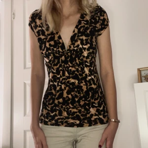 Leopard mönstrad kortärmad lång topp/tröja (Stockholmsstil) - Jätte fin trendig Leopard mönstrad kortärmad lång topp/tröja i fint skick. Passar perfekt till låg midjade jeans. Märket är bodyflirt boutique 💕
