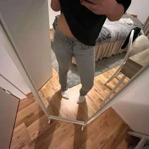 Gråa lågmidjade jeans - Säljer ett par grå jeans , lågmidjade. Perfekta för både vardag och fest! Midja 26 längd 32 Midjemått rakt över 37 Innerbenslängd 75