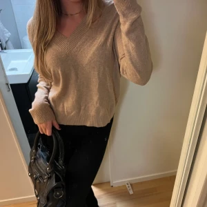 Stickad tröja  - Superfin stickad tröja från Lindex i stl L i en fin beige färg, verkligen såå skönt material💕bra skick💕