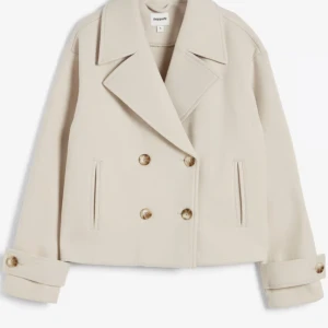 Beige kappa  - Säljer nu denna snygga kappa, jätte fin nu i höst eller till våren, säljer pågrund av för liten. Använd ca 2 gånger så den är som ny.