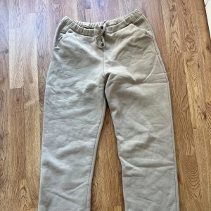 LXA mjukisbyxor - Beige mjukisbyxor i Unisex från Linn Ahlborgs märke LXA the label 