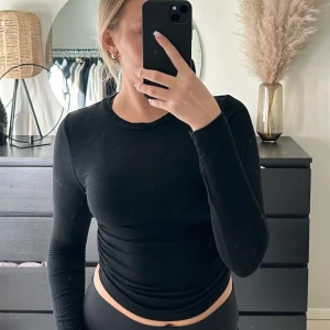 Svart topp - Säljer en svart topp så jag inte gillar att den är croppad. Super fin och fina detaljer i sidan.🩷