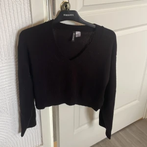 Stickad tröja h&m - Ny tröja från h&m, endast använd en gång. Strl xxs men passar ända upp till s