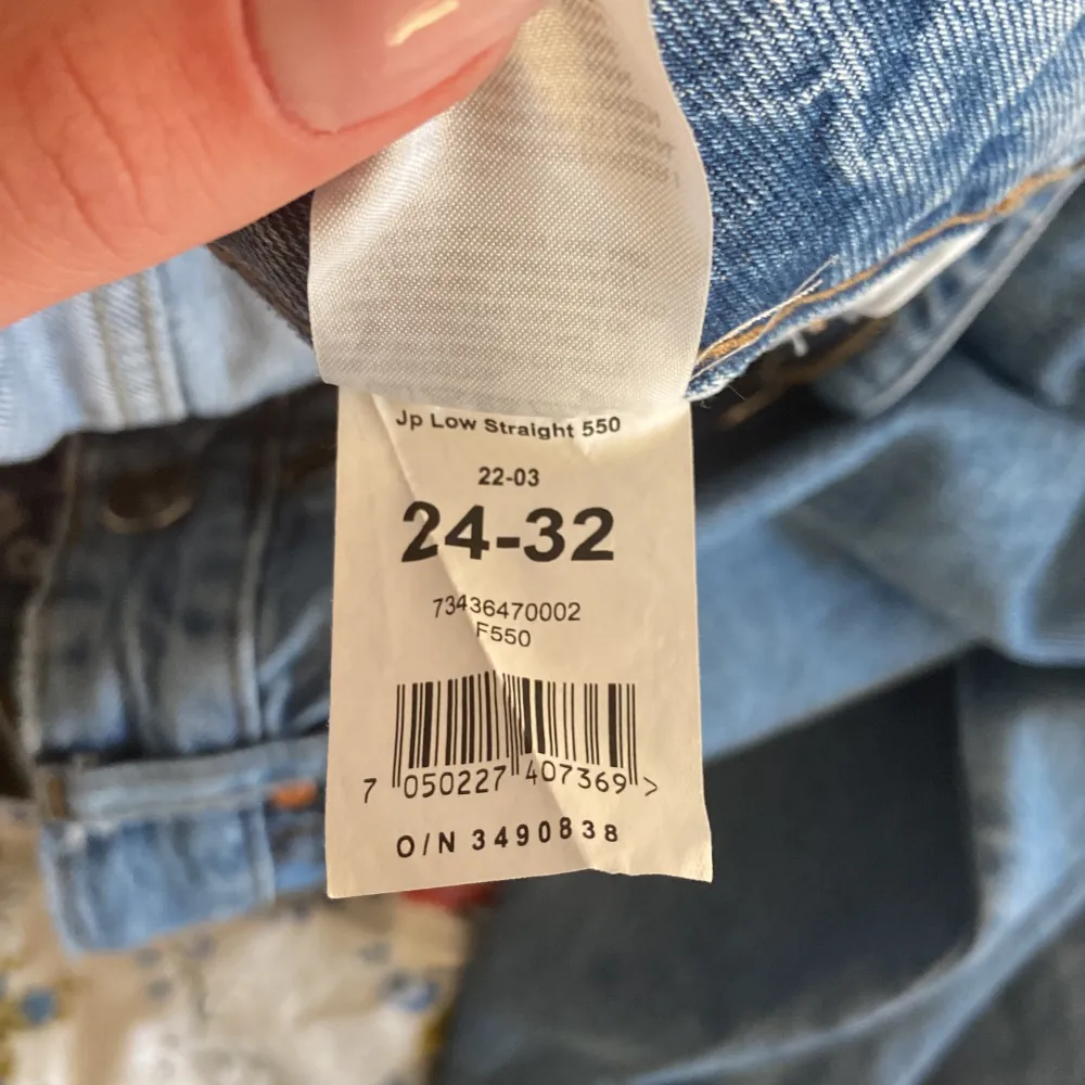 Superfina lowwaist jeans från bik bok. Säljer då de inte riktigt passar mig! Storleken är 24 i midjan och 32 i längd. Använda 1 gång. Skriv vid frågor. . Jeans & Byxor.