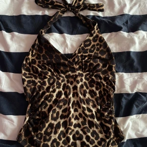 leopard topp🐆💘 - Köpte i somras men aldrig använt, kan knytas hur man vill i nacken så man kan välja hur stor den ska vara💓