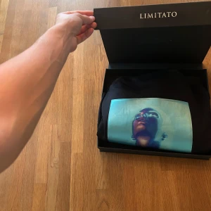 Limitato zip - Hej! Säljer denna rikigt sköna och snygga limitato zip. Denna är limiterad, nypris 6000. Fint skick inga defekter… Priset kan diskuteras!! Mvh🙌🏻