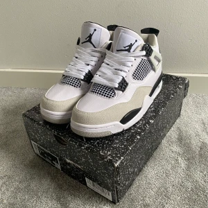 Jordan 4 Military black  - Helt nya, hör av dig vid frågor   Storlek 40  Massor av omdömen 