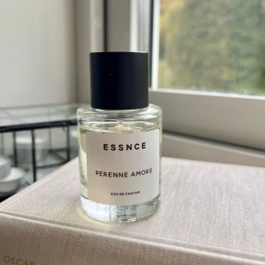Perenne Amore Essnce - Parfym från Essnce i doften Perenne Amore. Inspirerad av Valentino’s Born in Roma. (Tycker denna luckrar godare än originalet) Noterna för parfymen finner du på tredje bilden 🥰 Tyvärr inte i min smak. 