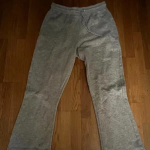 Gråa mjukis med bootcut - Bra skick
