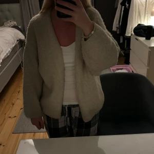 Lindex kofta  - Säljer denna populära kofta från Lindex då jag har flera och använder denna minst. Det är storlek M/L men sitter bra på mig som har xs/s annars. Den är i använt skick men fortfarande jättefin och mysig. Hör av er vid frågor 💕