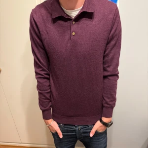 John Henric  - Tja, nu säljer jag min skit snygga John Henric pike tröja den är i jätte bra skick 9/10 knappast använd det är storlek M. Hör av er vid funderingar. Pris kan diskuteras!