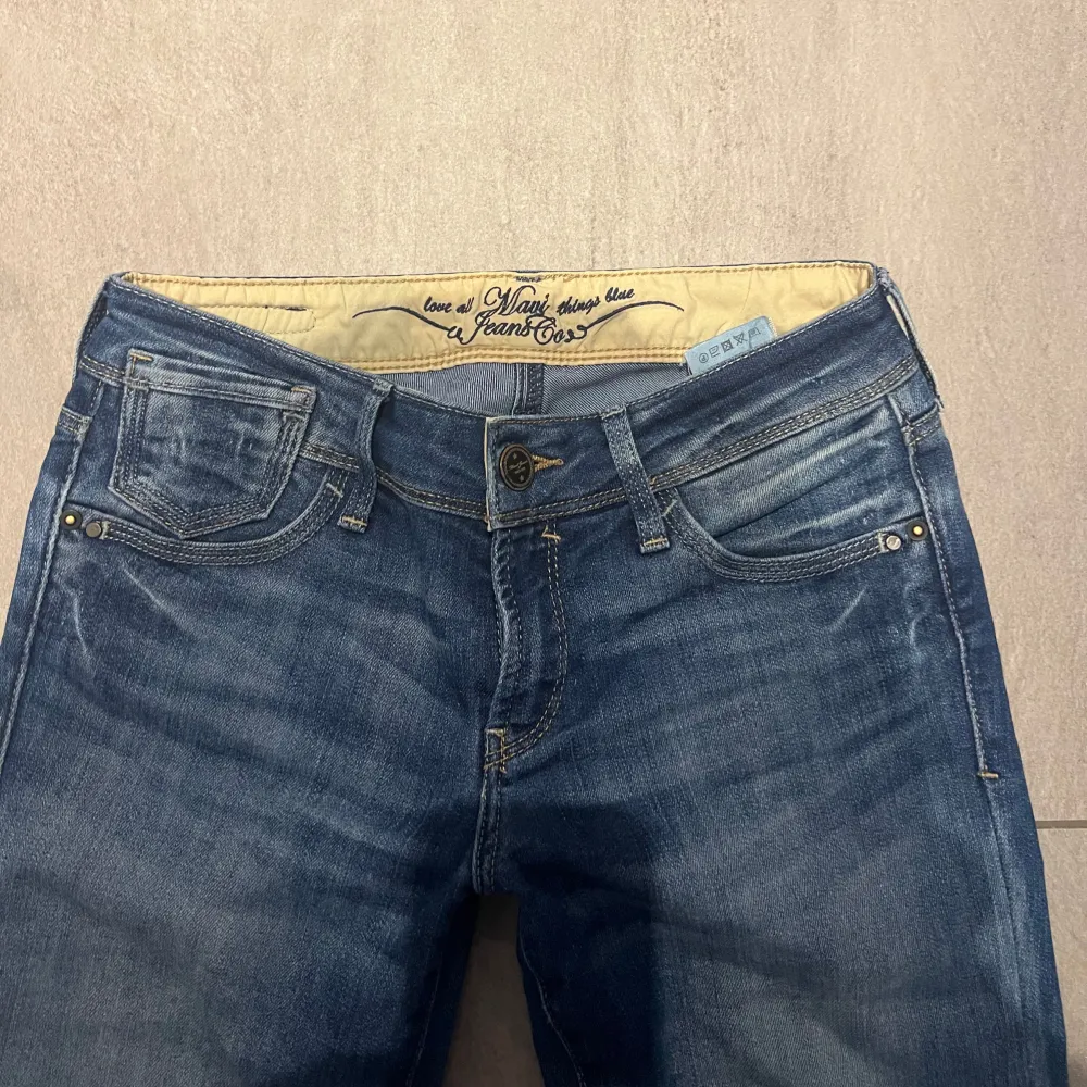 Sjukt snygga lågmidjade bootcut jeans från Mavi!! Älskar🥹🥹Midjemått: ca 34cm rakt över, innerbenslängd: ca 73cm. Jeans & Byxor.