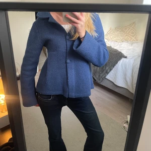 Mörkblå kappa!! - Säljer denna superfina kappa som är köpt här på plick, men tyvärr inte kommer till användning💙💙