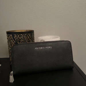 Plånbok - Äkta Michael Kors plånbok. Nästan helt oanvänd. Inga skador alls