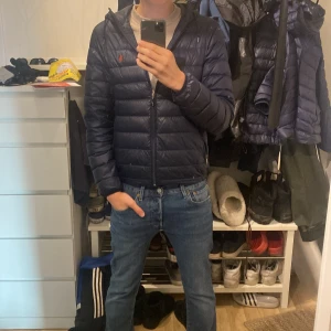 Polo Ralph louren jacka  - En marinblå Ralph louren jacka i bra skick! Den har en skada ryggen och har tappat grejen som man drar dragkedjan med. Skriv vid funderingar!