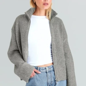 Bikbok zip cardigan hvit - Härlig krämvit kofta som passar perfekt till hösten 🥰 Fråga gärna efter bilder på jackan!