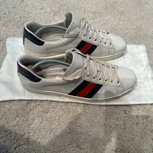 Gucci ace storlek 44, i ny skick!  Pris 2199kr, ingår dustbag!