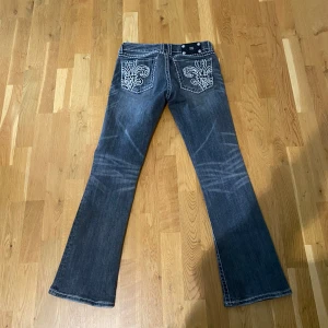 Miss me - ‼️priser går att diskuteras‼️As snygga Bootcut miss me jeans som tyvärr var förstora på mig💖‼️byter‼️Innerbenslängden är 74cm och rakt över midjan är 36