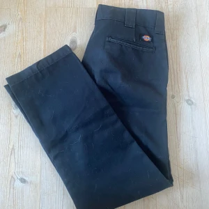 dickes byxor - dickies ”kostym” byxor. jättesköna och snygga. slum fit. knappt använda inga defekter. jag är 167cm. skriv gärna för mer info, mått eller pris. 