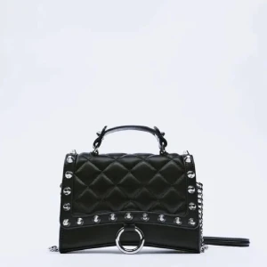 Väska från Zara - Fin väska med nitar från Zara i bra kvalitet ❤️