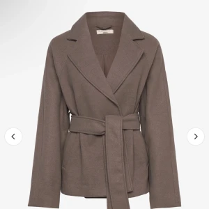 Kappa  - Kappa från gina tricot, helt ny och oanvänd.  Brungrå färg