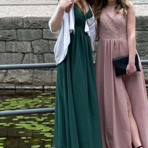 Grön balklänning  - Fin balklänning. Den är använd 1gång och i näst intill nyskick. Det finns en lite flottfläck (se sista bilden), den syns endast i vissa ljus och man måste leta för att se den, den försvinner i klänningens "veck". Bara att skriva om du undrar något💕
