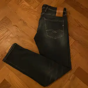 Feta Replay jeans i modellen hyperflex. Lite mer slimade är vanliga. Är i nästan nyskick och slitningarna är design. Skriv vid minsta lilla fråga!🤝