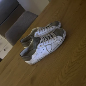 Philippe model skor - De är i använt skick, men inga skador eller liknande.